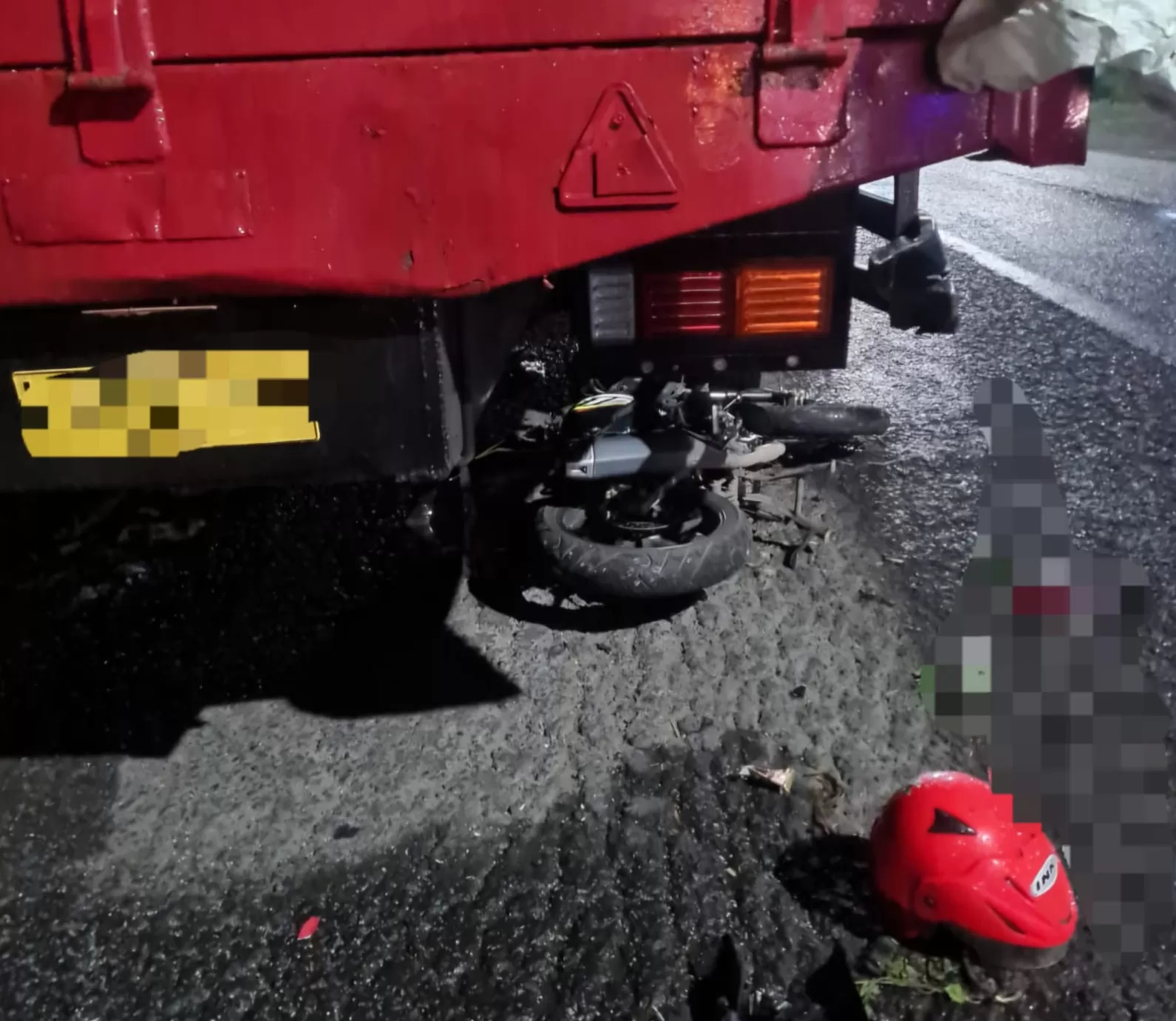 Pengendara Motor Tabrak Truk Mogok Di Jalan Raya Kemangsen Balongbendo